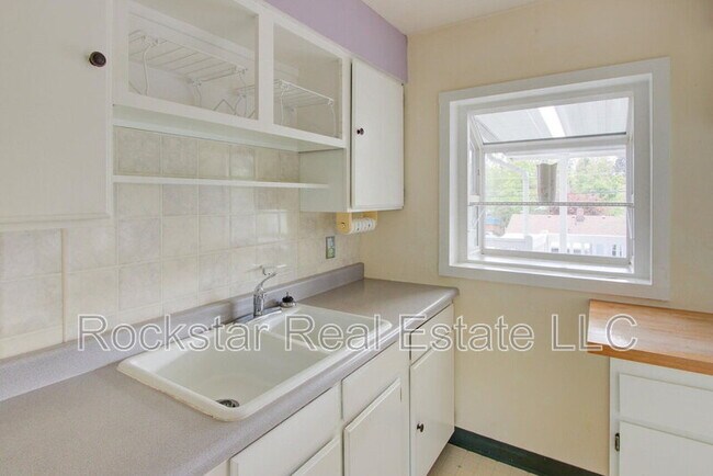 Foto del edificio - 6011 N Forest Blvd