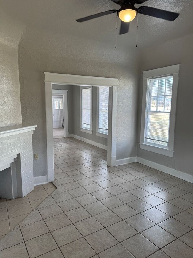 Building Photo - 507 S Creek Ave