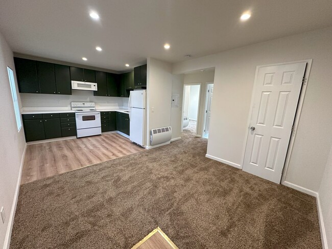 Foto del edificio - Two Bedroom, One Bathroom Apartment in Westwood