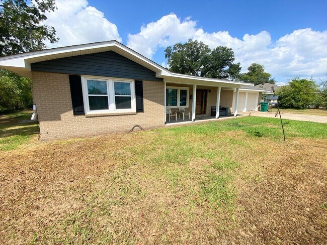 Foto del edificio - Newly Renovated 3-Bed Home in Tranquil Wes...