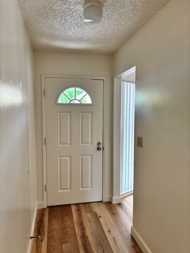 Building Photo - AVAILABLE IMMEDIATELY - LARGE 3 BED/2 BATH...