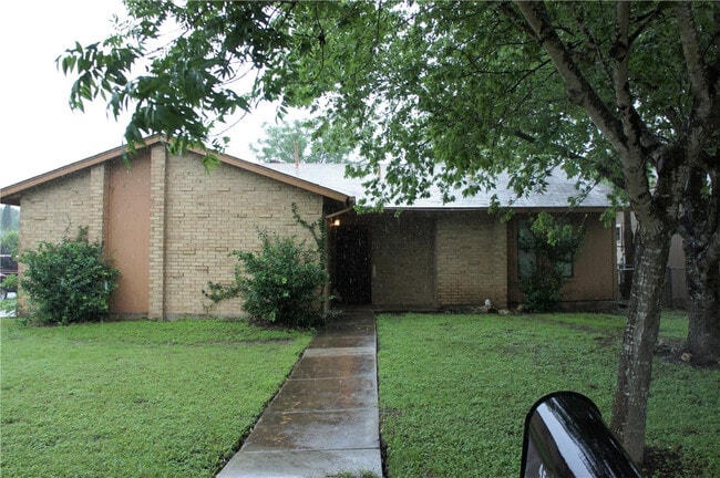 Building Photo - Room in Single Family Home on Southwest Dr