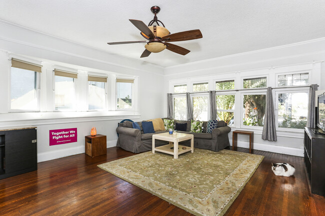 Foto del edificio - 230 N Bonnie Brae St