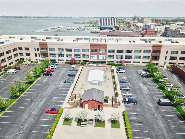 Building Photo - 401 W Shoreline Dr