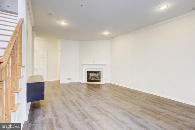 Foto del edificio - 100 Forest Dr