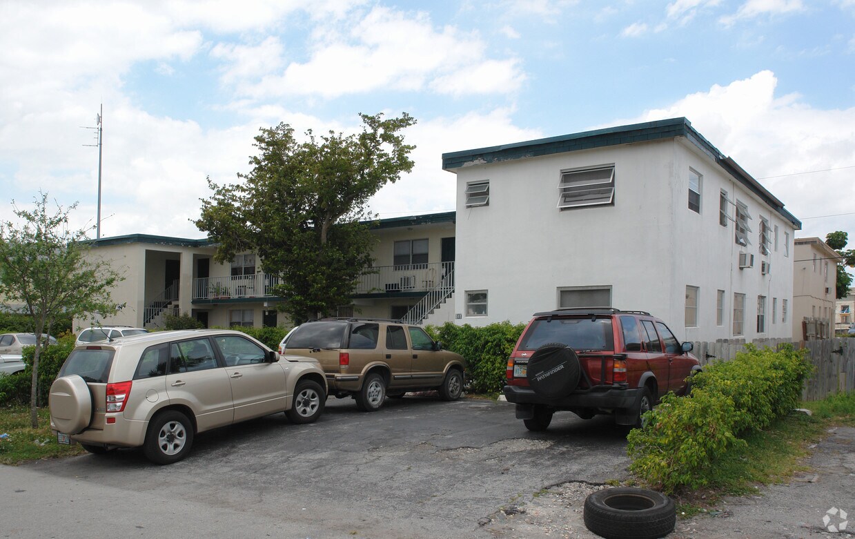 Building Photo - 241 SW 8th Ct