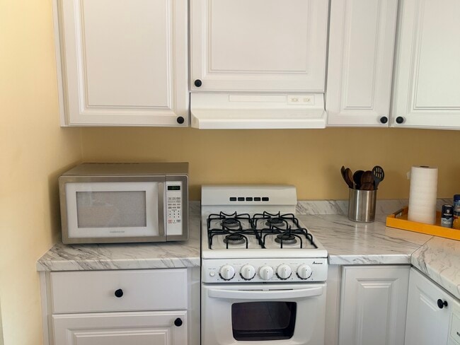 Building Photo - 484 S La Canada Dr