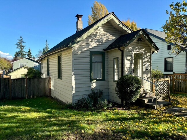 Building Photo - Charming Bungalow 1 bd/1ba Private Fully F...