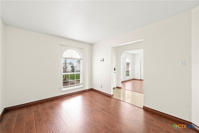 Foto del edificio - 1706 Bristol Dr