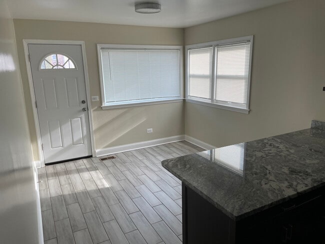 Building Photo - 2119 N Mason Ave