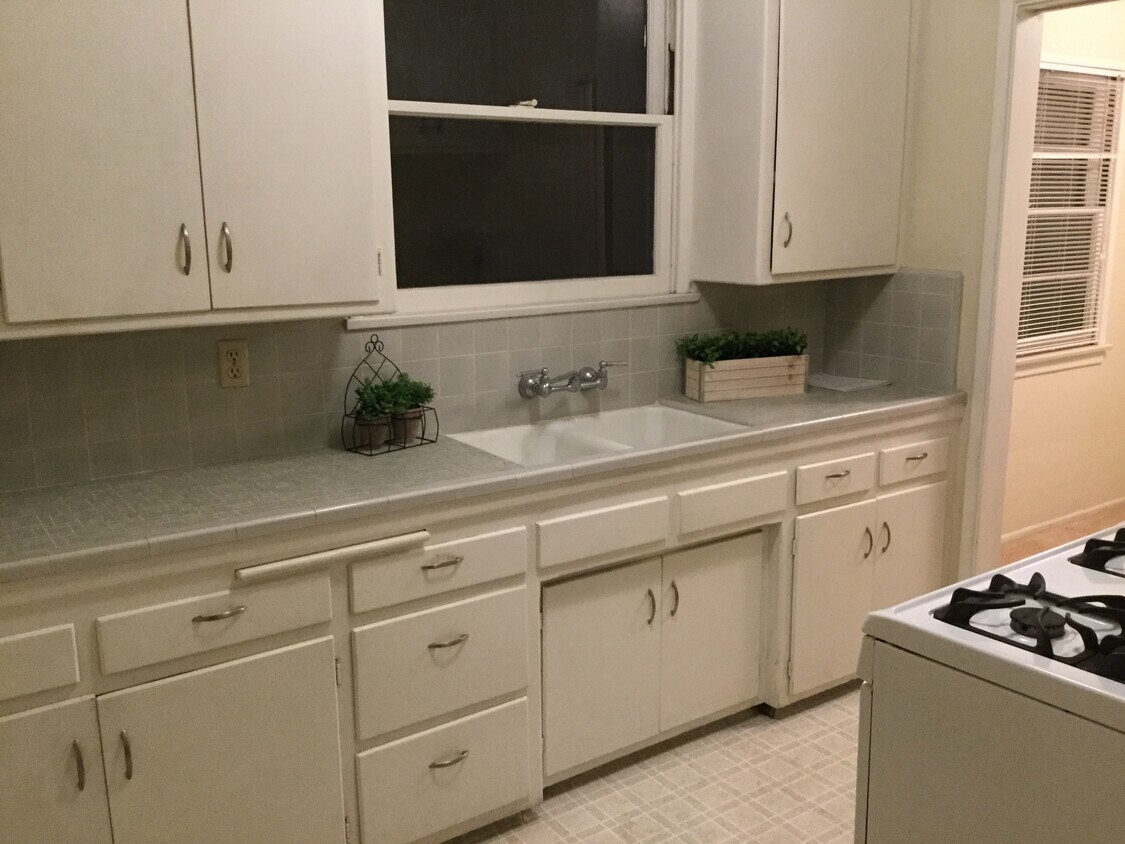 kitchen - 714 S Glenoaks Blvd