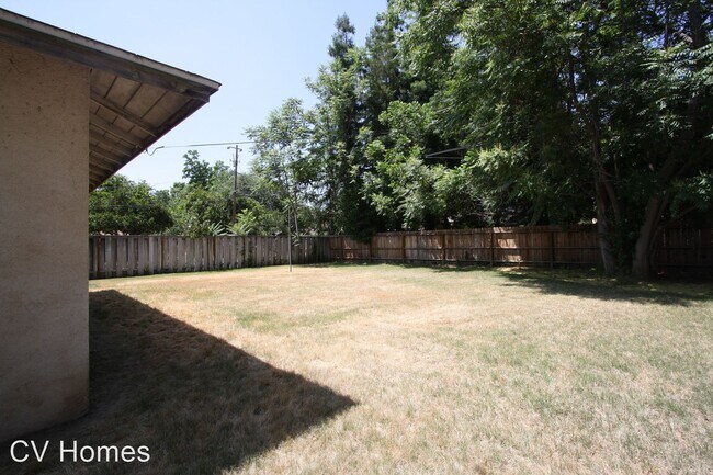Building Photo - 3 br, 1 bath House - 1025 E. Saginaw Way