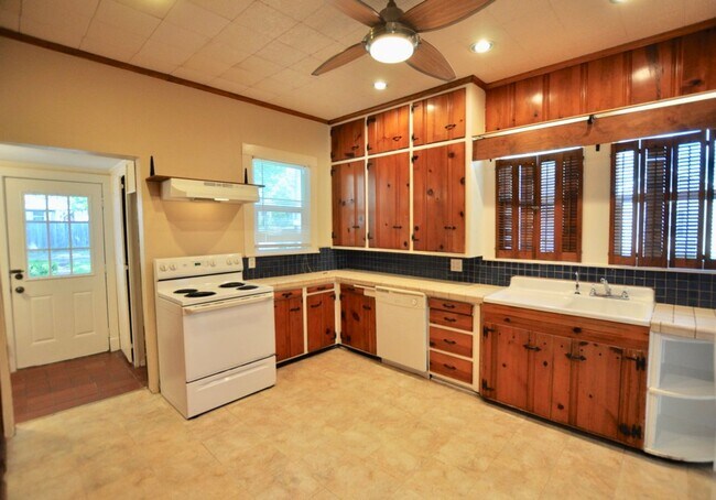 Foto del edificio - FOR LEASE! 3 BR - 1 BA - 1 Car Garage - 1,...