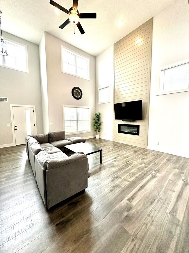 Foto del edificio - Spacious 5 Bed Home in Bloomington