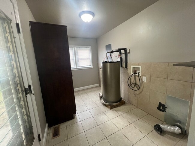 Building Photo - 401 Tulip Dr