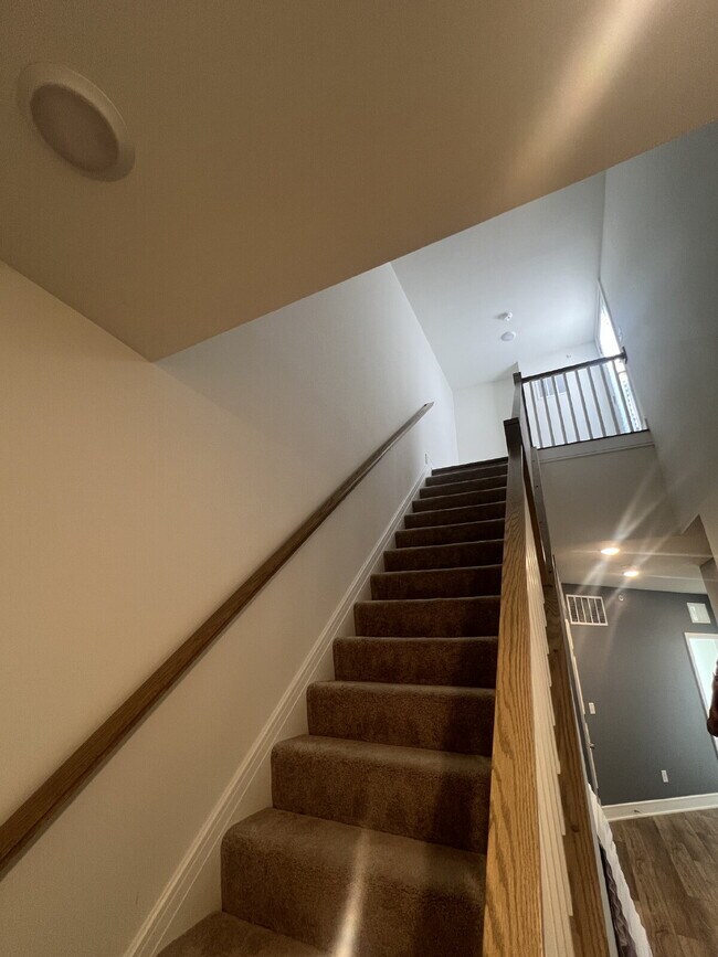 Foto del edificio - Brand-New Luxury 3BR Townhome-Style Condo ...