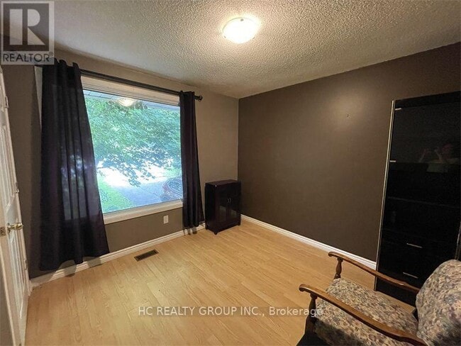 Building Photo - 84 Daleview Crescent