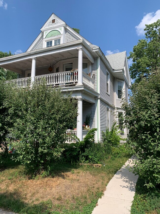 Foto del edificio - 3027 Harriet Ave