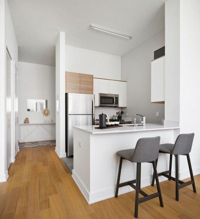 Building Photo - 3 bedroom in LONG ISLAND CITY NY 11101