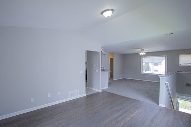 Foto del edificio - 75 Rosebud Ln