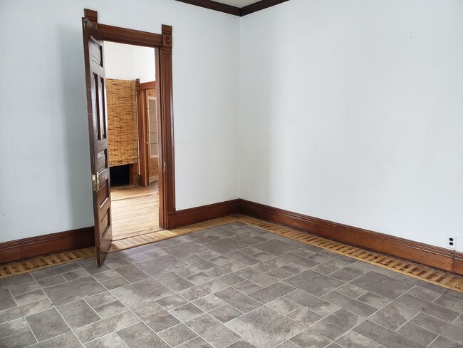 Building Photo - 5 Bedroom 2 bathroom home in Wausau!