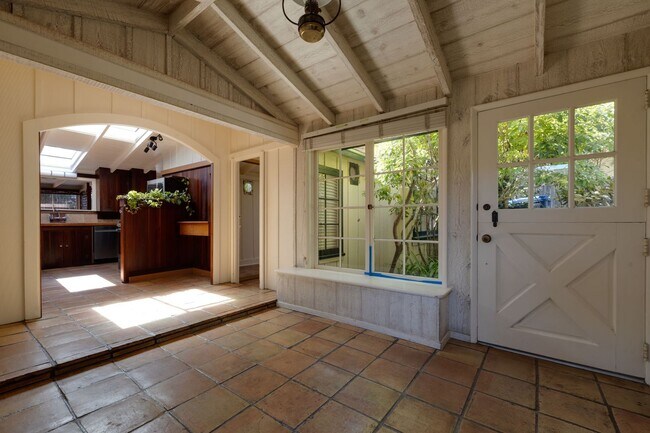 Building Photo - 3 Bedroom, 2 Bath - Available Through Dece...
