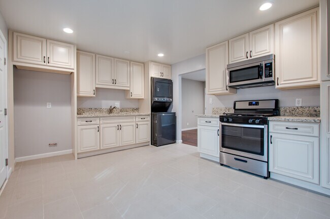 Kitchen - 903 N Orange Grove Blvd