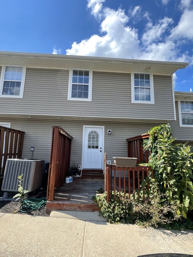Building Photo - Sublease 6/1/25- 10/31/25