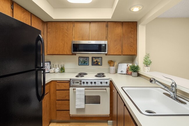 Building Photo - Spacious 2 bed, 1.25 bath, convenient loca...