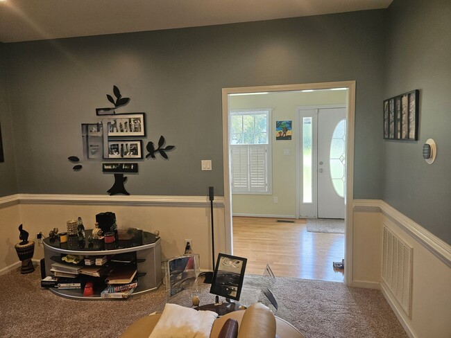 Building Photo - Beautiful unfurnished 4 bedroom, 2.5 bath ...