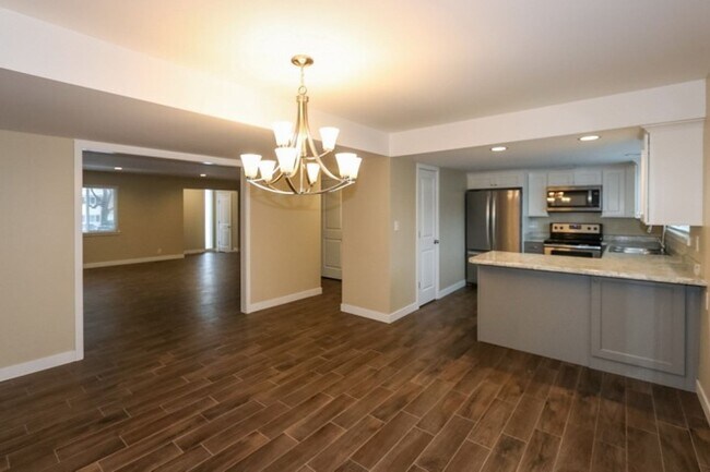Building Photo - 4 Bedroom Townhome at Three Fountains in M...