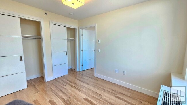 Foto del edificio - Spacious 2BR with Great Light – Modern Building