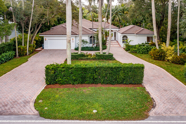 Building Photo - 450 Sunset Dr