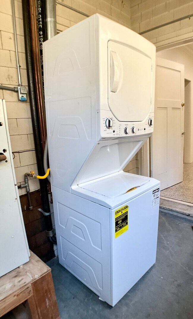 Building Photo - LARGE 3BR In Pac Heights. In-Unit Laundry!...