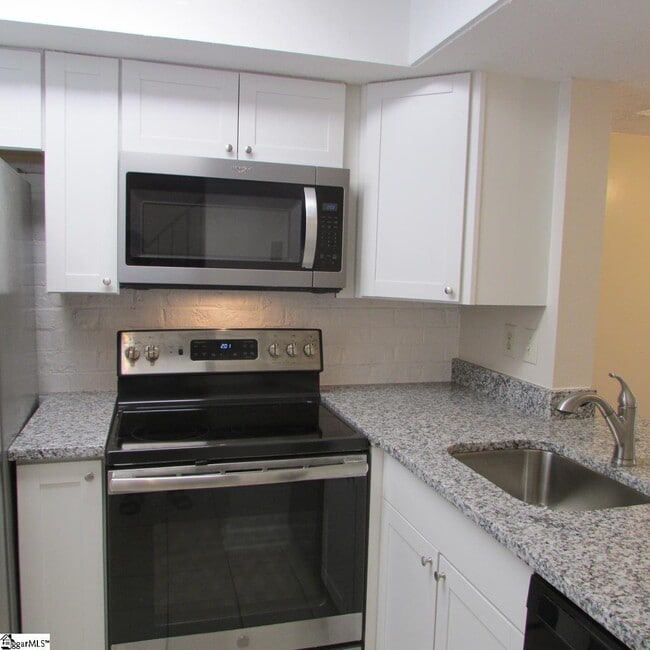 Kitchen - 2530 E North St