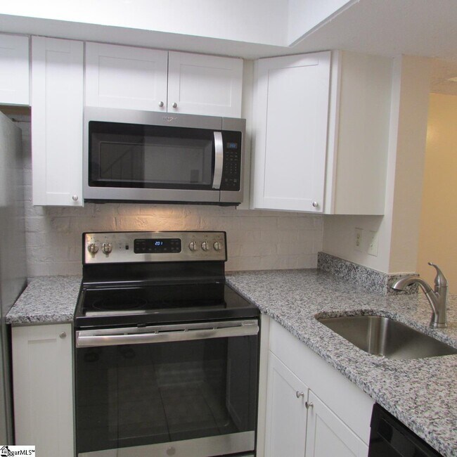 Kitchen - 2530 E North St