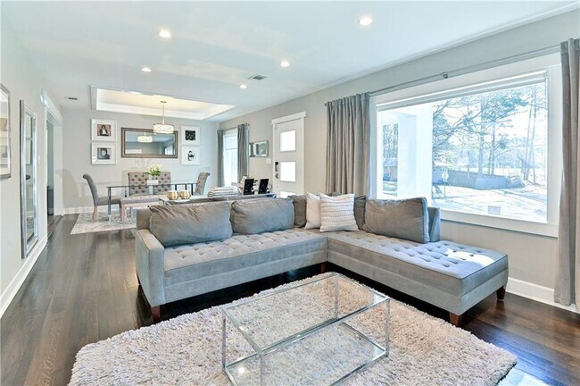 Building Photo - 2227 Edgemore Dr SE