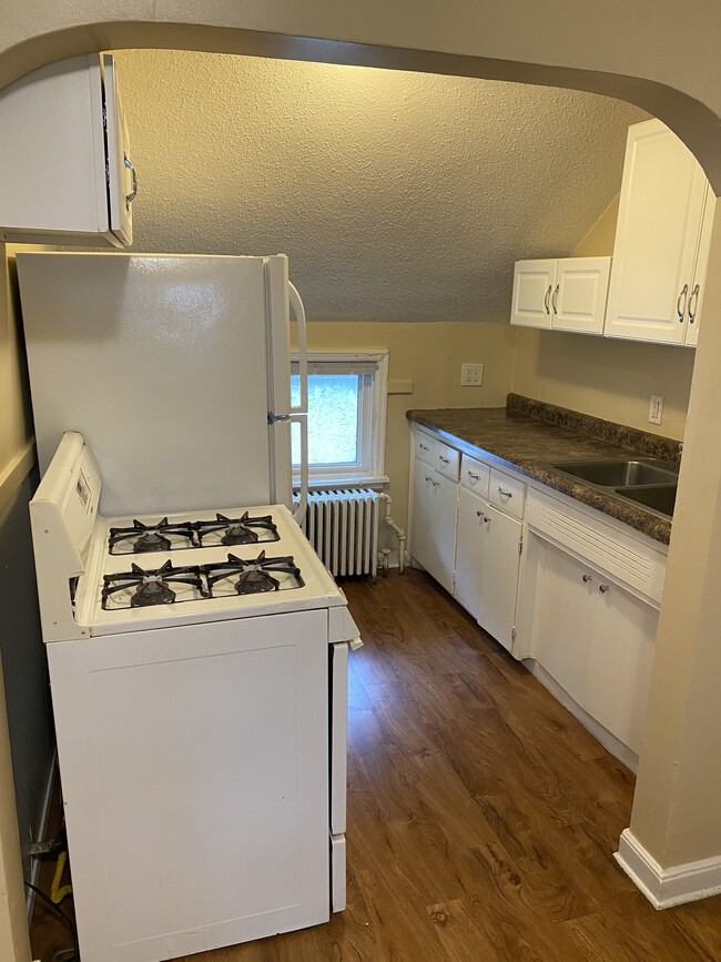 Kitchen - 272 George St W