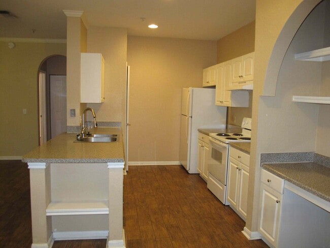 Building Photo - Beautiful Condo in the heart of Downtown O...