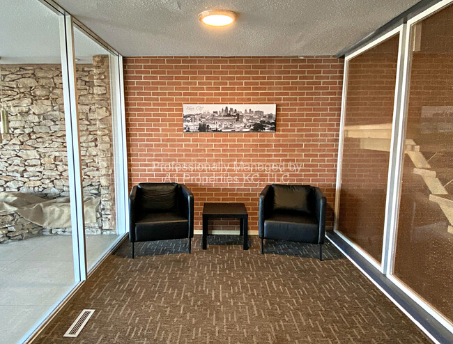 Lobby - Regency East Apartments