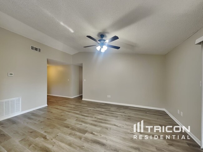 Foto del edificio - 15905 Eagle River Way