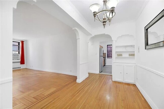 Building Photo - 657 E 26th St