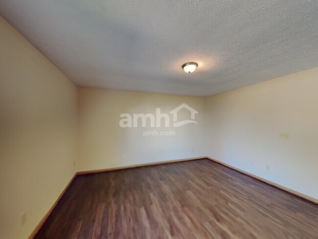 Building Photo - 1064 Amherst Boulevard