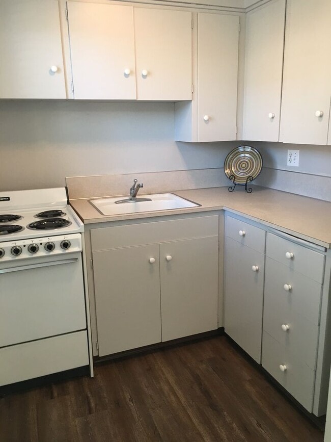 Building Photo - Close to shopping and parks