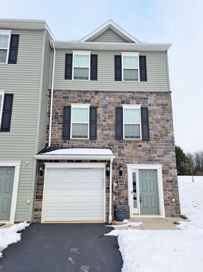 Building Photo - 3 Bed / 3-1/2 Bath Single Family Townhome ...