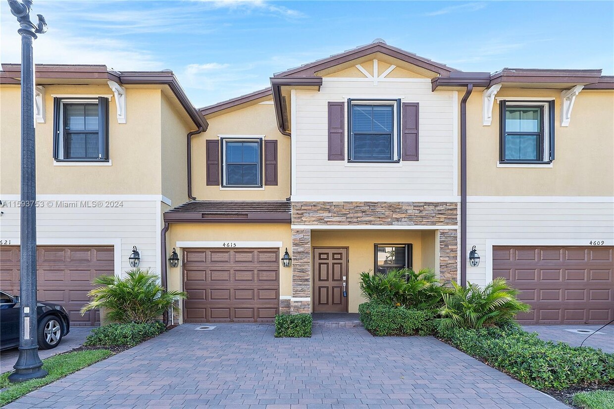 Foto principal - 4615 Shire Ln
