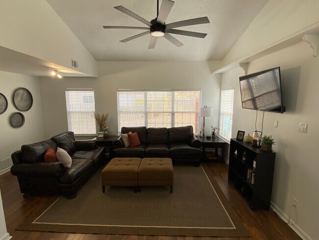 Building Photo - 2200 Parkside Dr