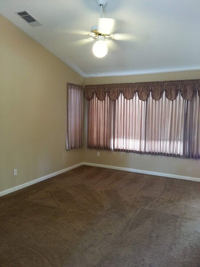 Building Photo - Charming home in established neighborhood ...