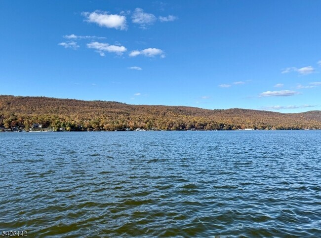 Foto del edificio - 73 Forest Lake Dr