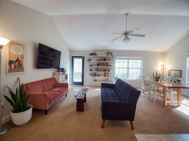 Building Photo - 3276 Thomas Hill Way